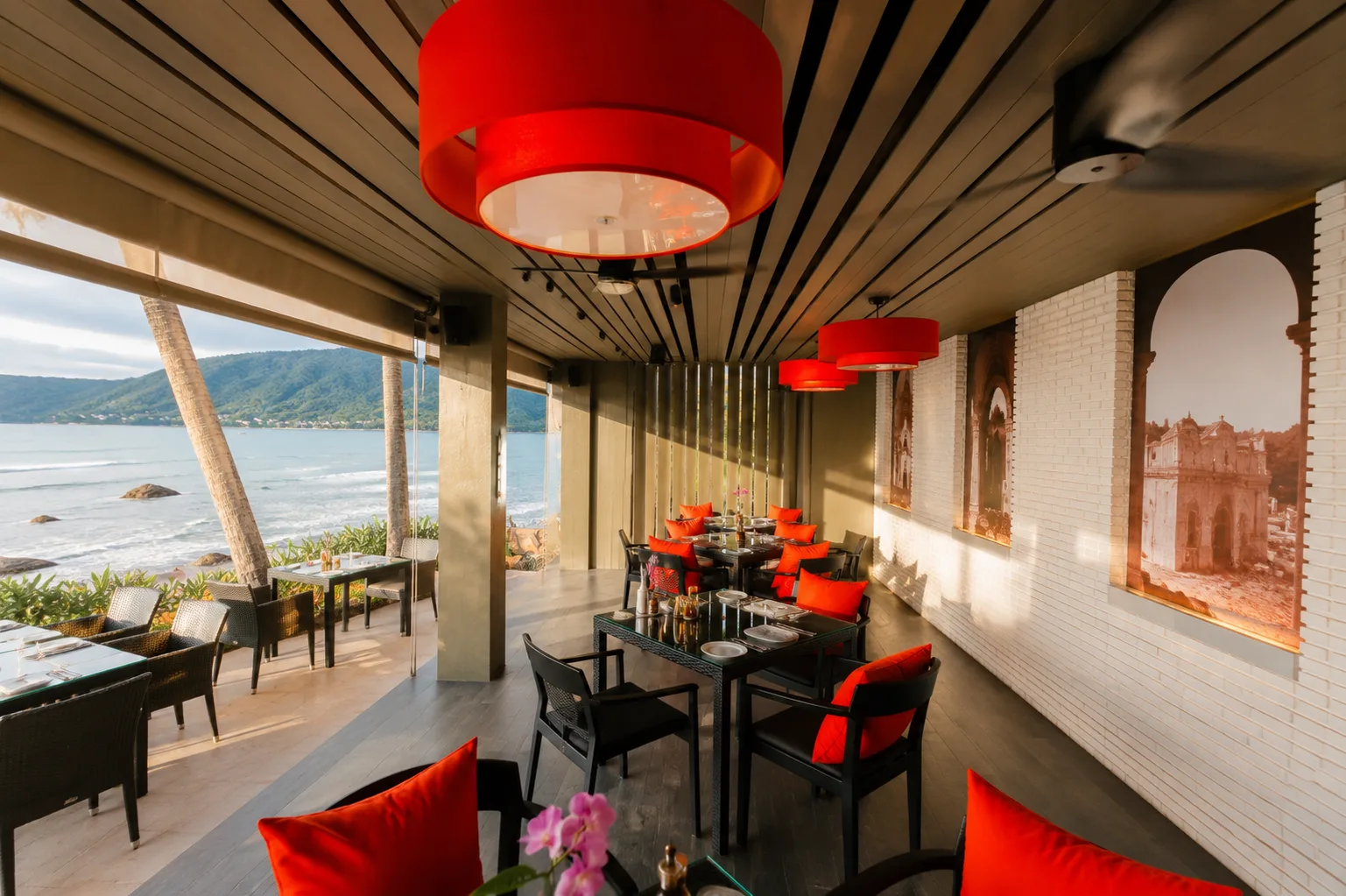 Seaside terrace dining with sea view at La Gritta
